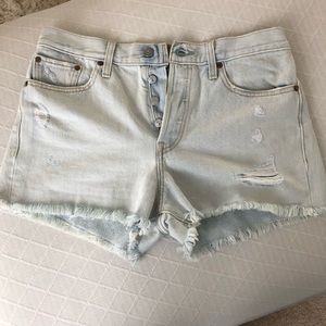 High rise Levi’s shorts 29
